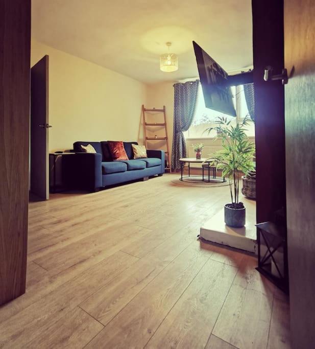 Entire 1 Bed Spacious Apartment, Private Balcony & Study Room Near City Whitehouse  ภายนอก รูปภาพ