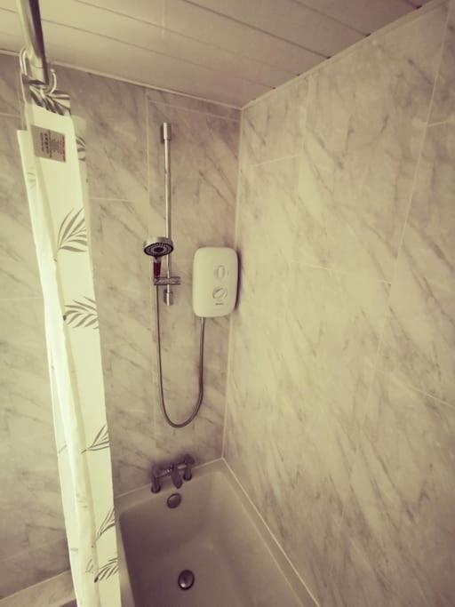 Entire 1 Bed Spacious Apartment, Private Balcony & Study Room Near City Whitehouse  ภายนอก รูปภาพ