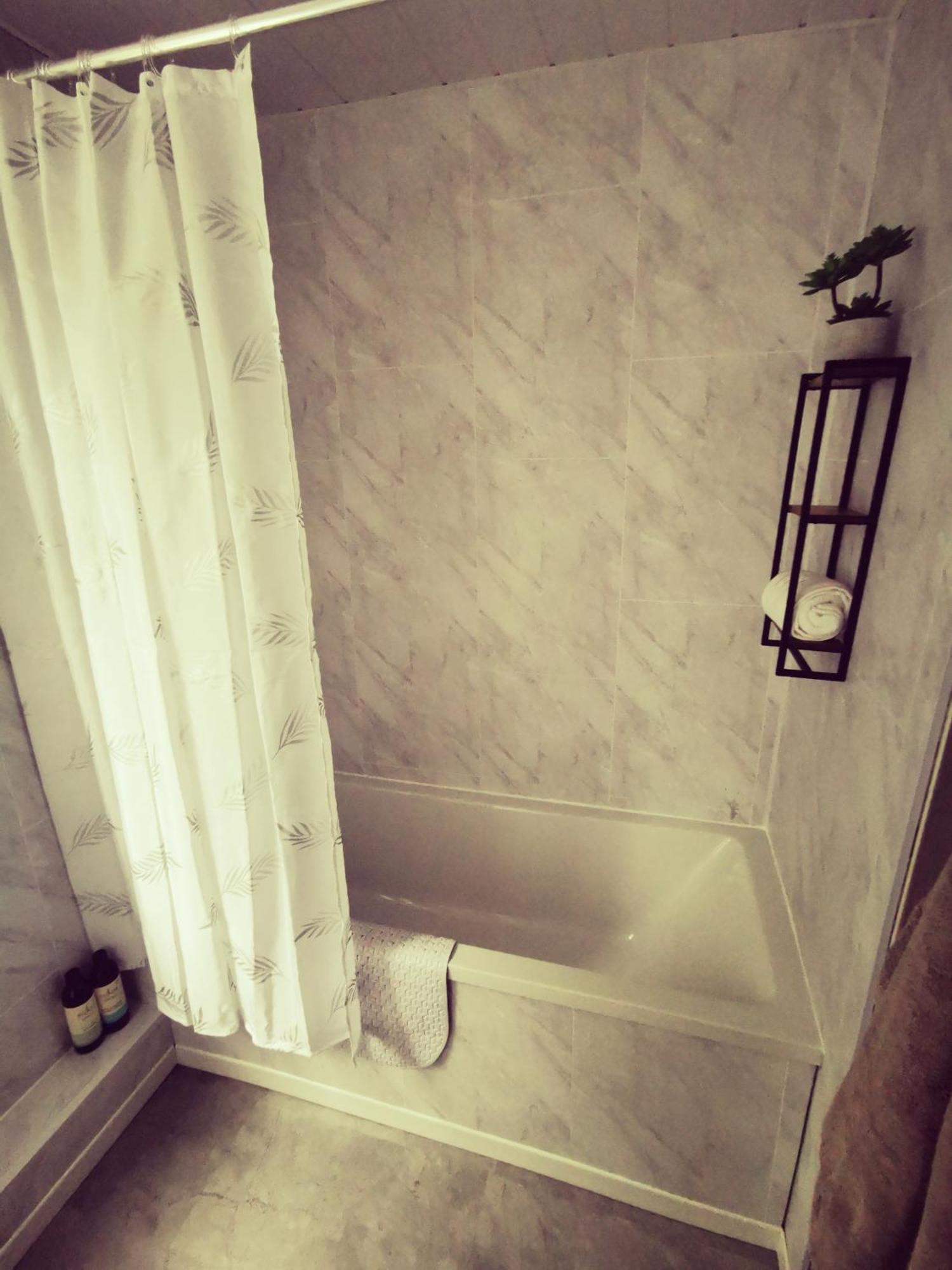Entire 1 Bed Spacious Apartment, Private Balcony & Study Room Near City Whitehouse  ภายนอก รูปภาพ