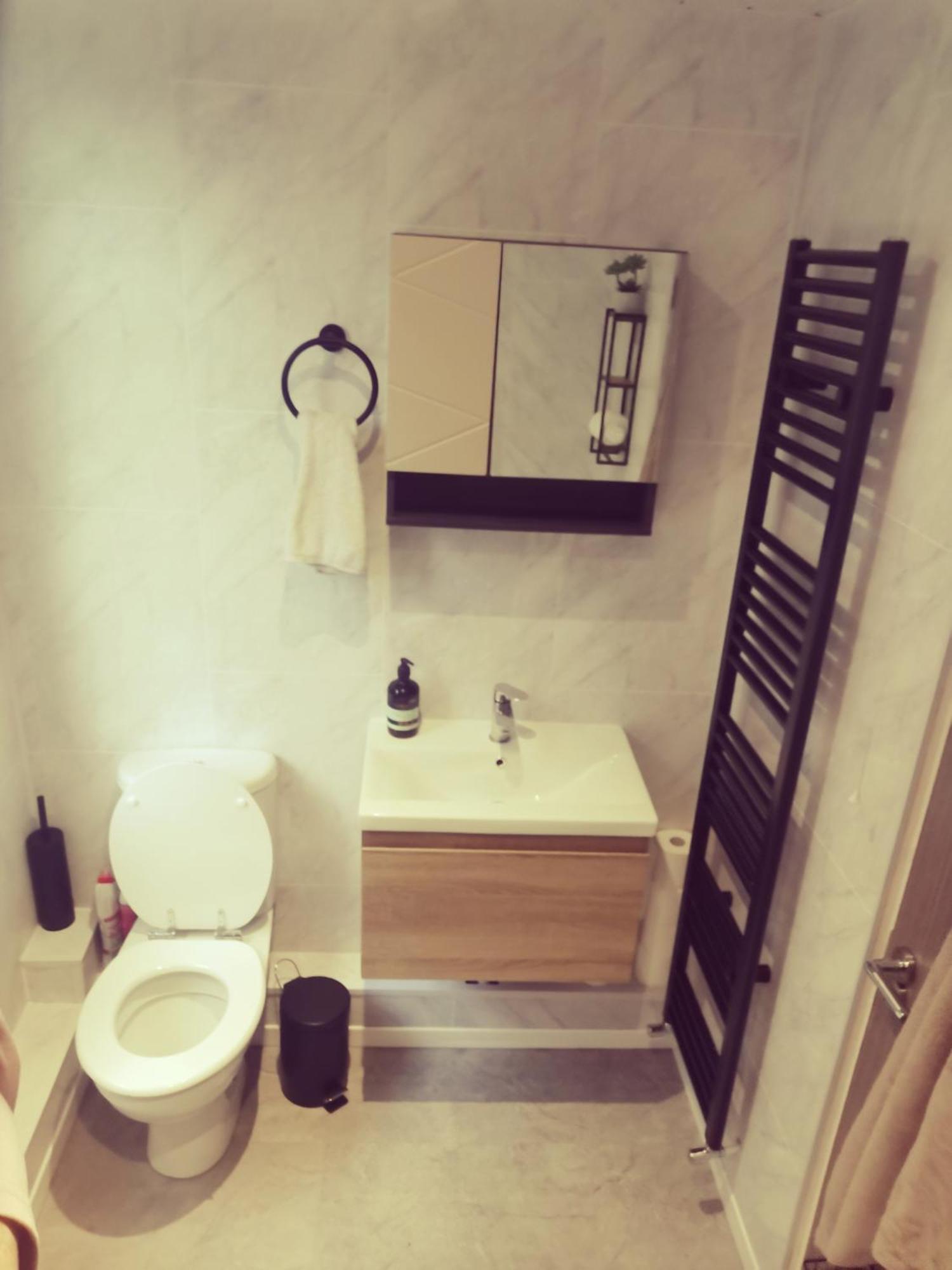 Entire 1 Bed Spacious Apartment, Private Balcony & Study Room Near City Whitehouse  ภายนอก รูปภาพ